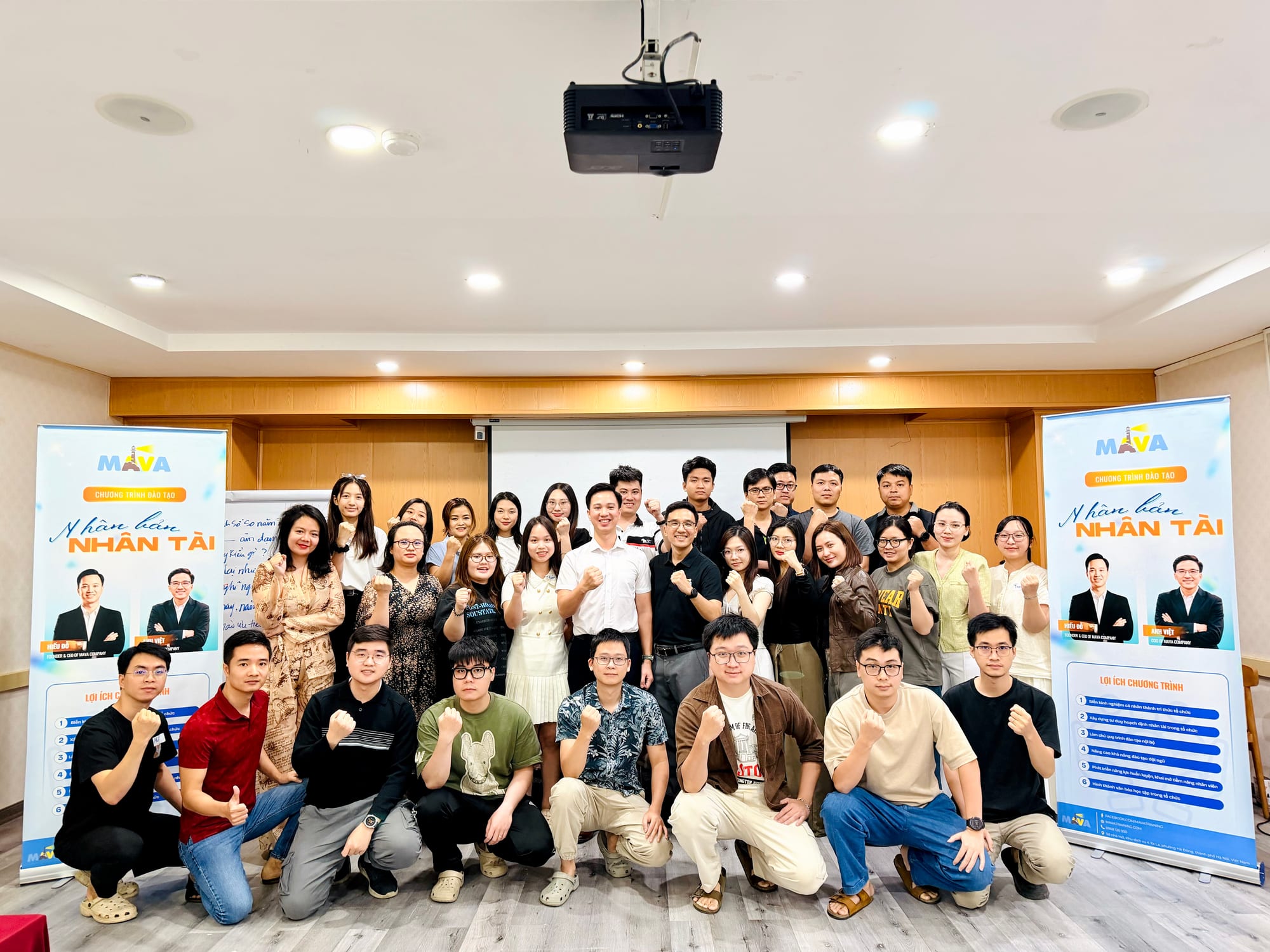 Một lớp đào tạo đông học viên của MAVA chụp ảnh tập thể cuối buổi
