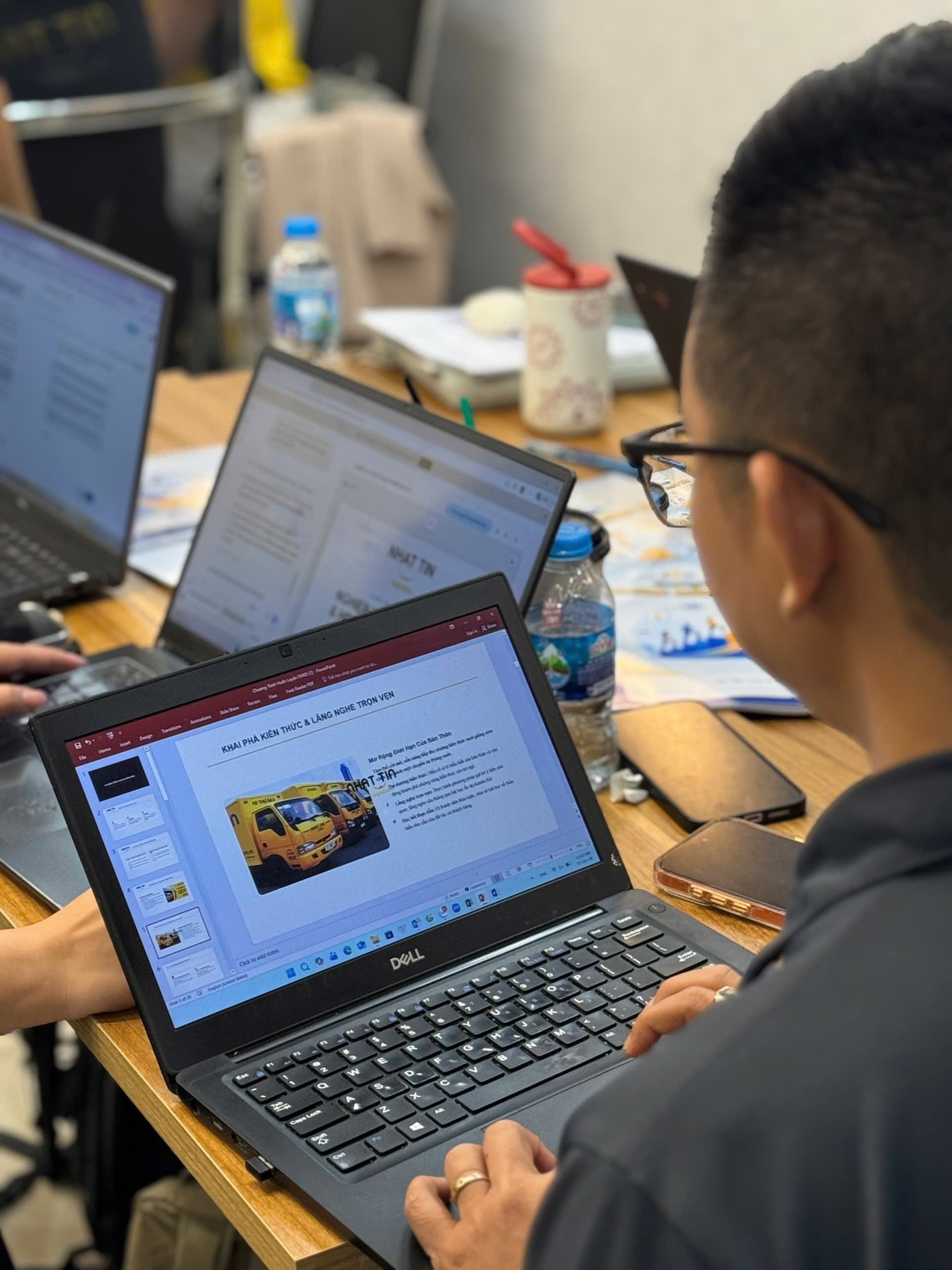 Màn hình laptop hiển thị slide bài giảng do học viên đóng gói