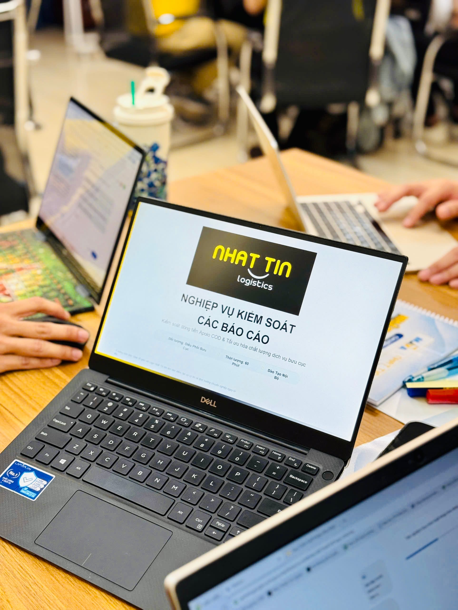 Học viên dựng slide bài giảng trên laptop ngay trong buổi học